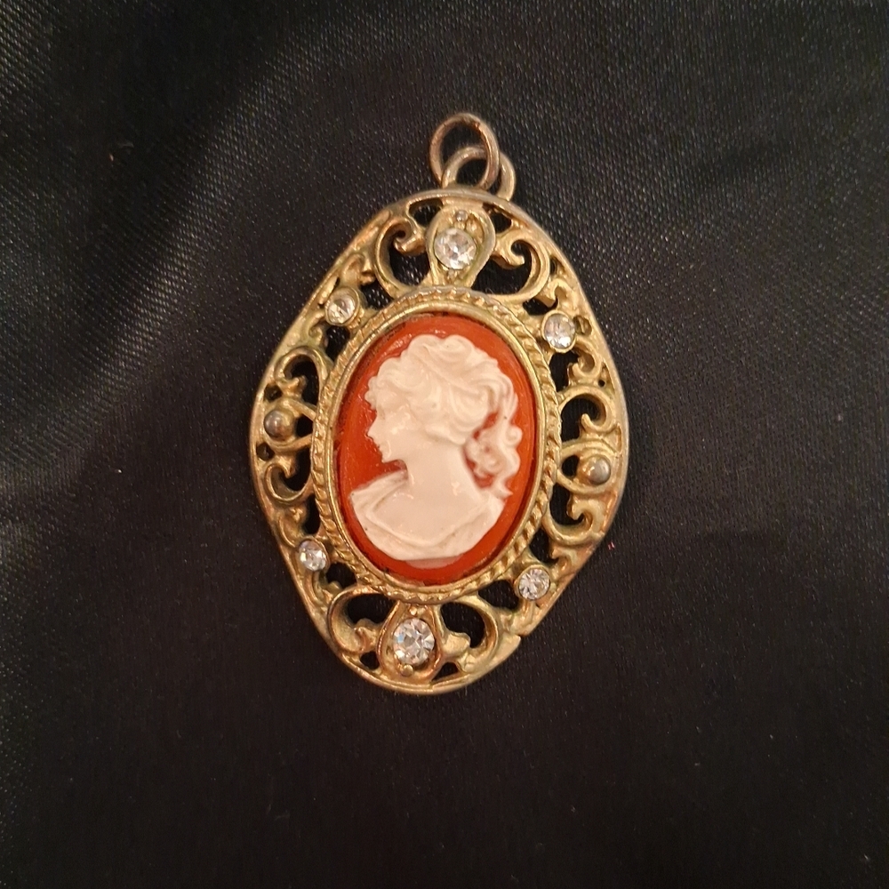 238. Vintage Gold-Tone Coral Cameo Pendant Necklace - Classic Cameo Jewelry 1.5"